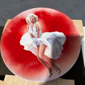 Marilyn Monroe collectors plate with document of authenticity